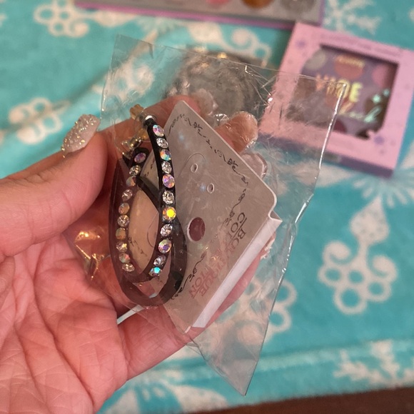 3 pair of earrings glittery eyeshadow - Picture 4 of 6